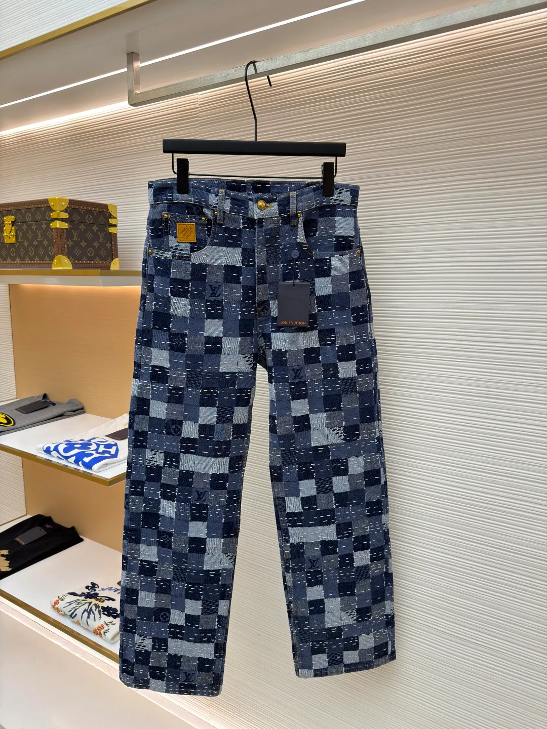 LOUIS VUITTON Nigo co-branded jacquard checkerboard denim trousers ●Authentic product: purchased and developed at 17600 ●Item number: 1680494-B55 ●Material: denim fabric ●Technology: jacquard production ●Version: fitted version ●Weight: about 870 grams ●Size: 28-30-32-34-36 ●Description: This skateboard jeans is from Pharrell The 2025 autumn and winter series collaborated by Williams and Nigo is made of 100% cotton fabric, which combines comfort and durability. The design cleverly incorporates the brand's iconic Damier plaid elements, paying tribute to traditional Japanese patchwork techniques through unique patchwork techniques. The trousers are cut in a classic five-pocket jean style, with pearlescent button placket and rivet embellishments at the front for refined details. An all-over logo jacquard accentuates the brand's identity, while a nubuck leather label adds a premium touch. The overall wiring is straight and delicate, the fabric is comfortable and soft, and the color is consistent without color difference. It can be matched with the same style to create a fashionable look and control various occasions. Customized accessories, complete with three standards, same style for men and women!